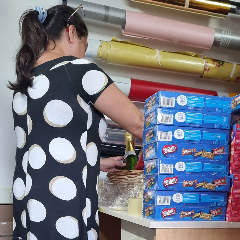 Preparación de canastas navideñas en asuncion paraguay